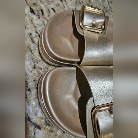 J/SLIDES Rosey 40MM Metallic Chunky Platform Sandals In Gold. Size 7.5 - Picture 6 of 16